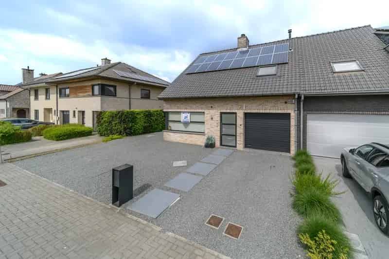 Huis te koop: Rustige gezinswoning met extra woonunit en zwembad