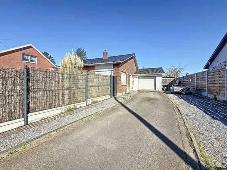 Gelijkvloerse Villa te Koop: 2 slaapkamers, Tuin, Garage