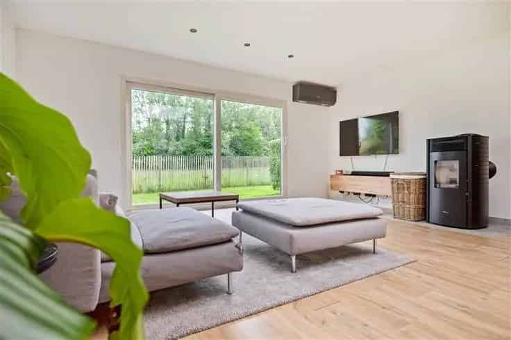 Energiezuinige woning met stallen en zwembad te koop