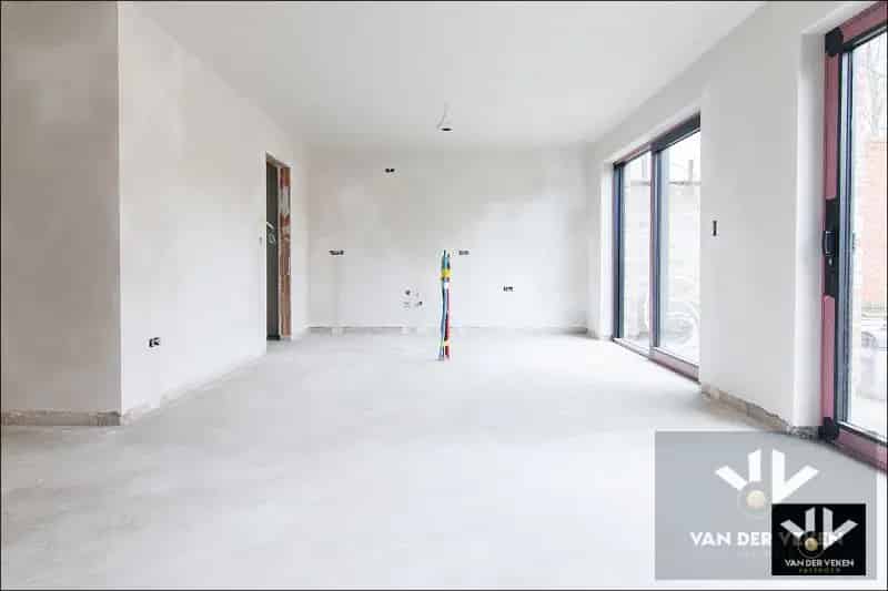 Volledig afgewerkte ruime, moderne nieuwbouwwoning met 3 ruime slaapkamers en een leefzolder van 66 m² (of 2 extra slaapkamers) op een zeer goed bereikbare locatie te Tuilt (Kuringen)