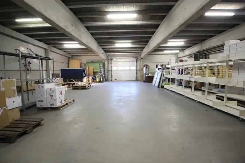 LOODS (+- 225M²) TE HUUR TE IEPER
