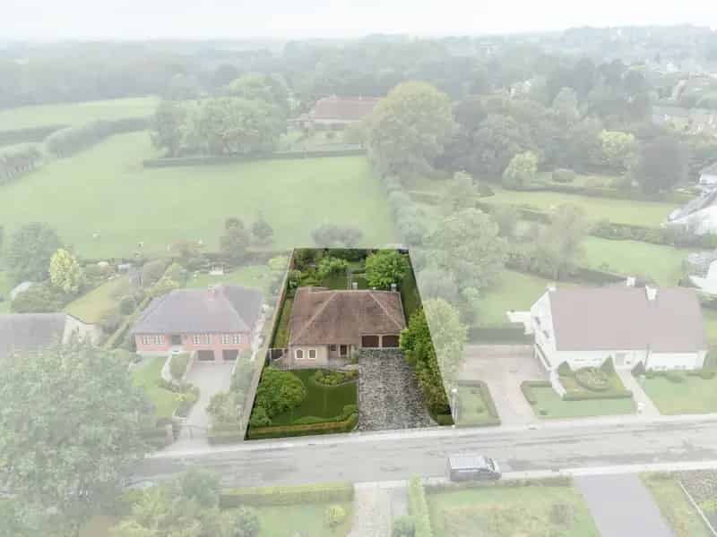 Ben jij op zoek naar een villa in een van de meest gegeerde wijken in de omgeving van Affligem? 
Deze woning is gelegen in de villawijk BLAKMEERS en beschikt over 4 slaapkamers en 2 badkamers. De woning heeft een totale vloeroppervlakte van maar liefst 34