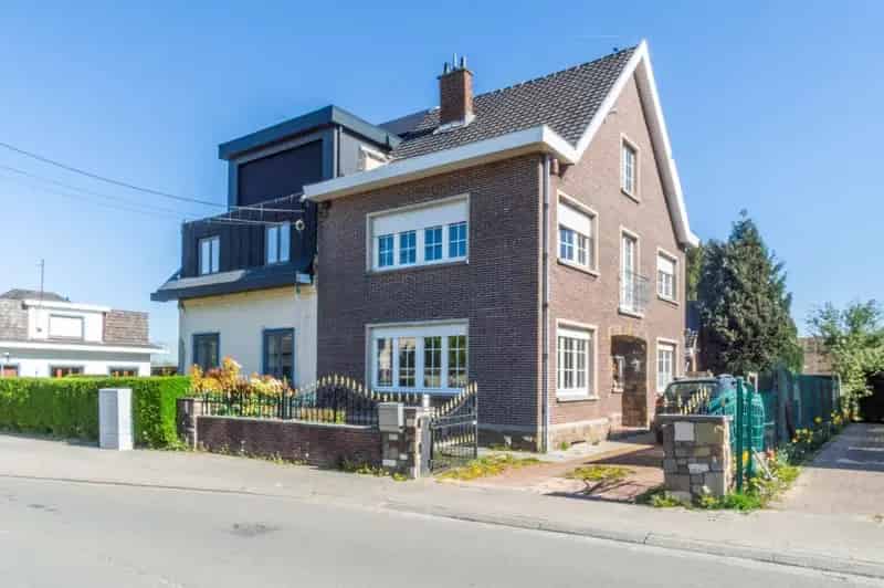 Rustig gelegen & ruime driegevelwoning met 3 slaapkamers !