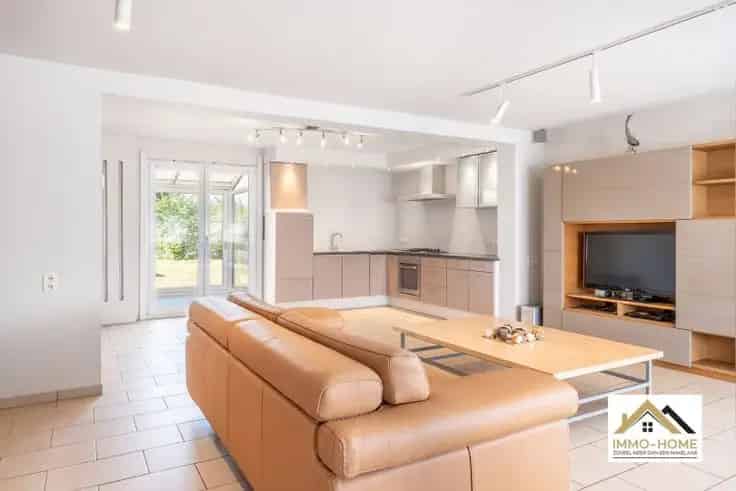 Huis Te Koop Ruime woning met atelier en tuin