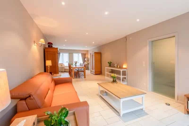 Bijzonder ruime en energiezuinige woning met ingang achteraan