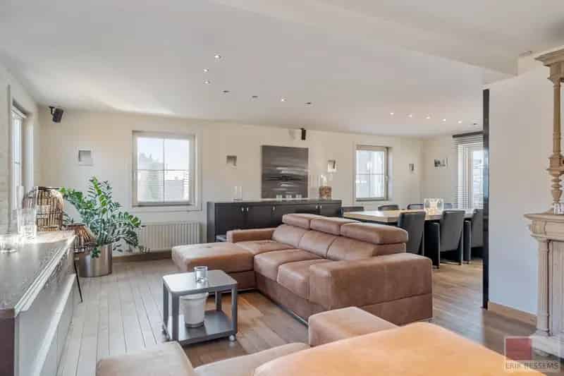 Deze ruime, landelijke en vrijstaande woning, gelegen op een perceel van 786 m², biedt een bewoonbare oppervlakte van circa 214 m².
