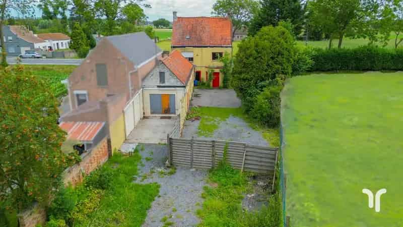Ruim handelshuis met heel wat mogelijkheden.