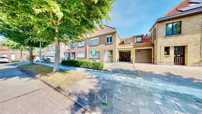 Te renoveren woning met potentieel op toplocatie in Wevelgem