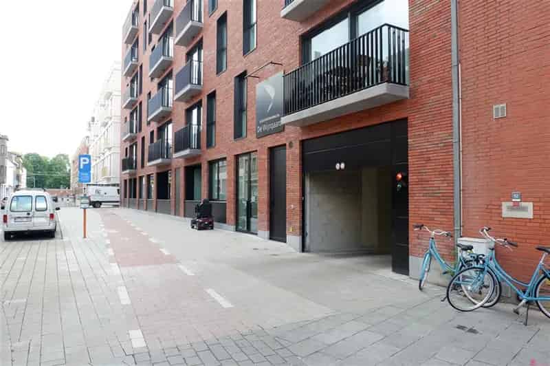 Autostaanplaats naast K in Kortrijk