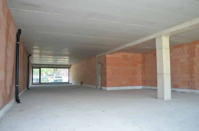 Nieuwbouw handels- of kantoorruimte van +/-222 m² op 50 meter van het centrum.