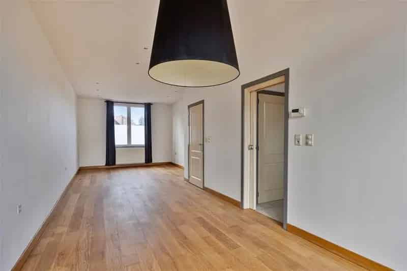 Ruim, volledig gerenoveerd stadspand voorzien van 4 slaapkamers en terras op een toplocatie in het centrum van Maaseik.