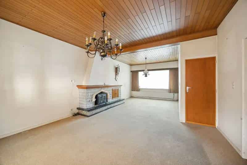 Ruime woning met renovatiepotentieel, garage en zuid tuin in Putte-Kapellen.