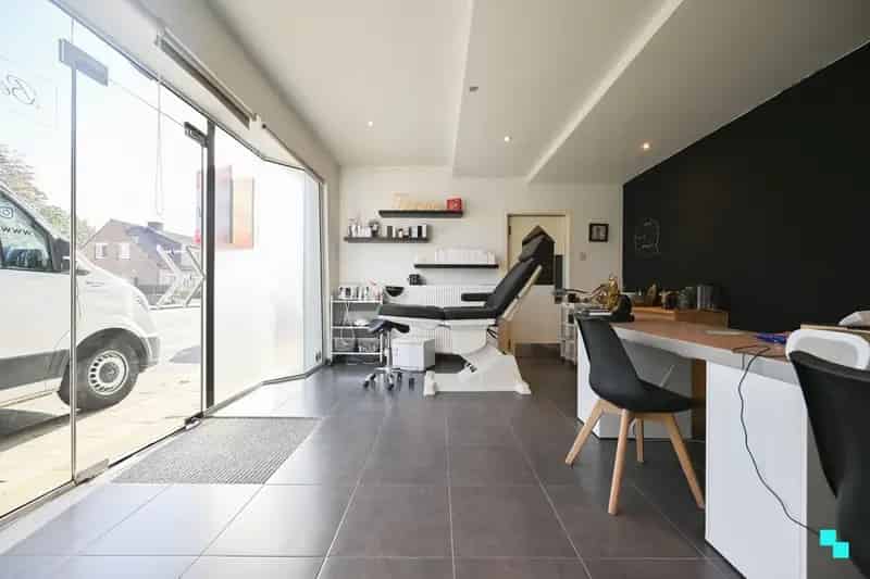 Multifunctioneel pand met praktijk, woning, opslagruimte en (verhuurd) appartement
