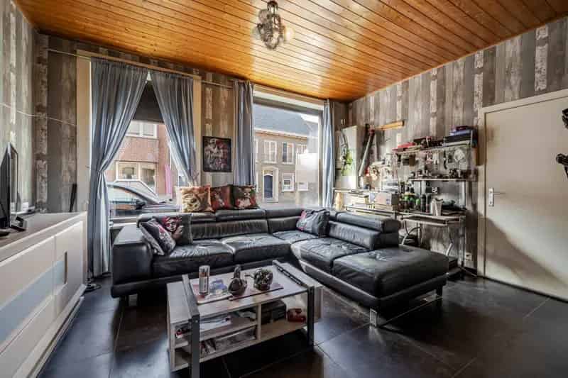 Zeer goed gelegen gezinswoning met 3 slaapkamers en zonnige tuin. Deze woning is gelegen in het hartje van Moorslede, vlakbij de gezellige markt en talrijke winkels. 

De indeling van de woning is als volgt: 

Op het gelijkvloers:
inkomhal met gastentoile