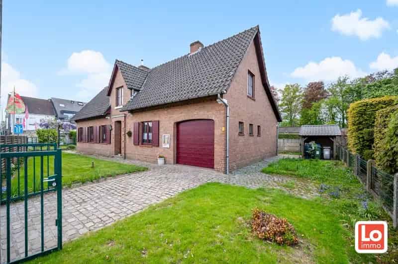 Degelijke alleenstaande woning met inpandige garage gelegen op een strategische locatie vlakbij Beervelde Dorp en het Park van Beervelde!