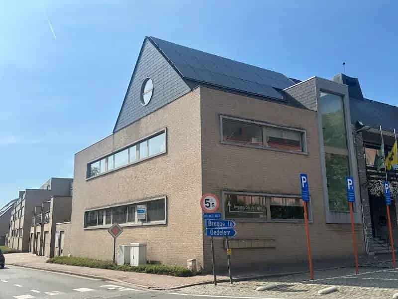 Instapklare kantoorruimte (ca. 55 m²) in het centrum van Knesselare!