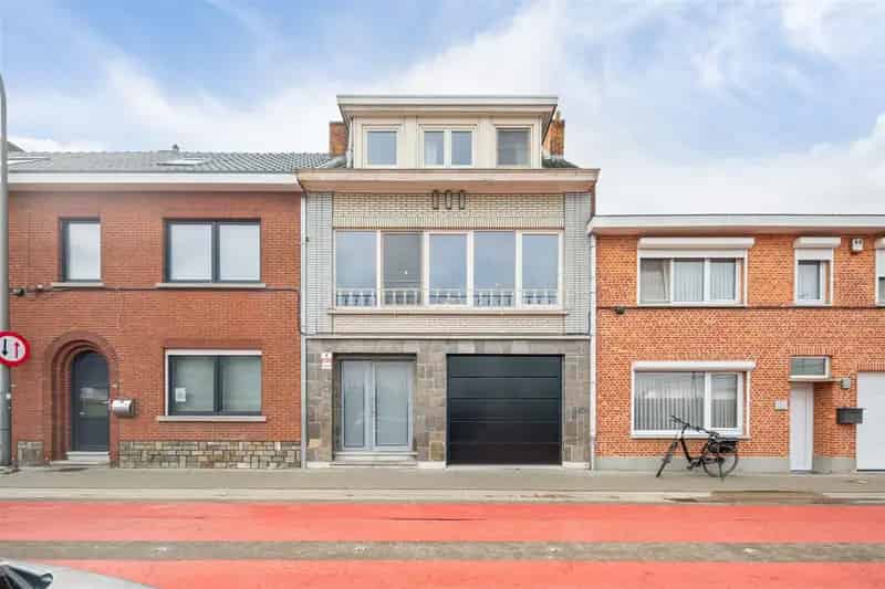Af te werken bel-étage woning