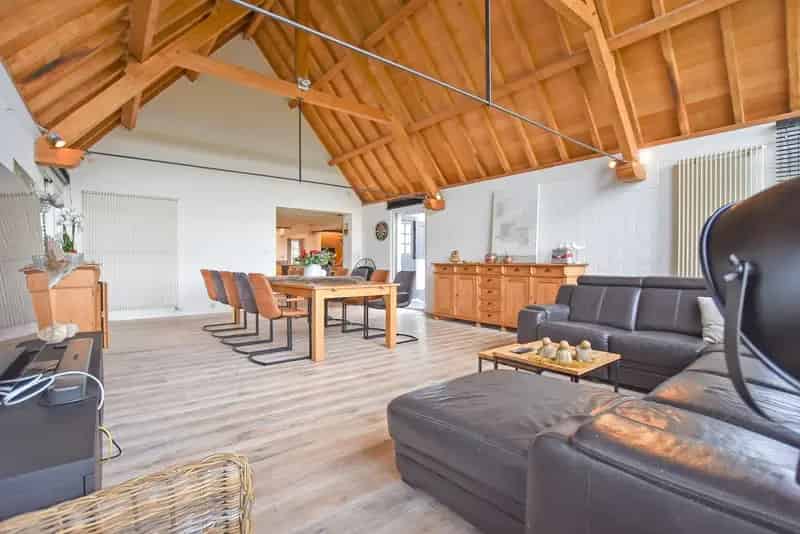 Instapklare woning met loods gelegen in een doodlopende straat