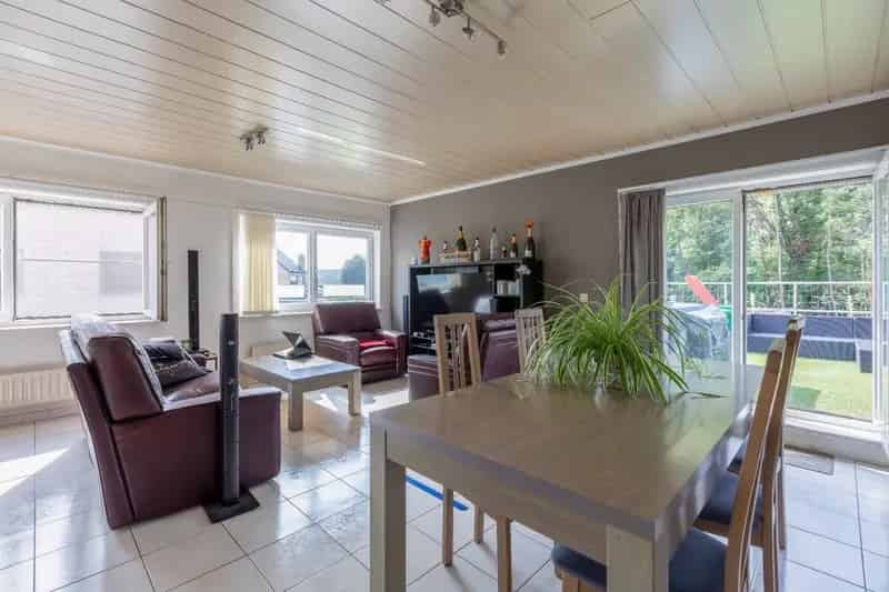 Opbrengsteigendom met 2 appartementen en 2 garages