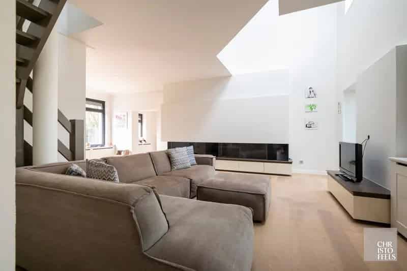 Totaal gerenoveerde villa (362 m²) met poolhouse (239 m²) in Opoeteren