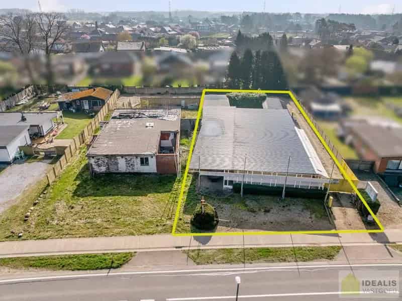 IDEALIS VASTGOED - TE RENOVEREN/AF TE BREKEN HANDELSPAND GELEGEN OP EEN RUIM PERCEEL VAN 12A 23CA! Dit te renoveren/af te breken handelspand omvat maar liefst +-350m² netto oppervlakte op een perceel van 12a23ca. Een unieke kans voor kandidaten op zoek naar een renovatieproject/grond op een hele fijne locatie dicht bij de centra van Oudsbergen, Bree en Peer!