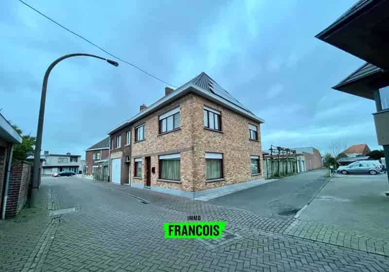 Woning met drie slaapkamers, dubbele garage en ruime tuin te Aartrijke