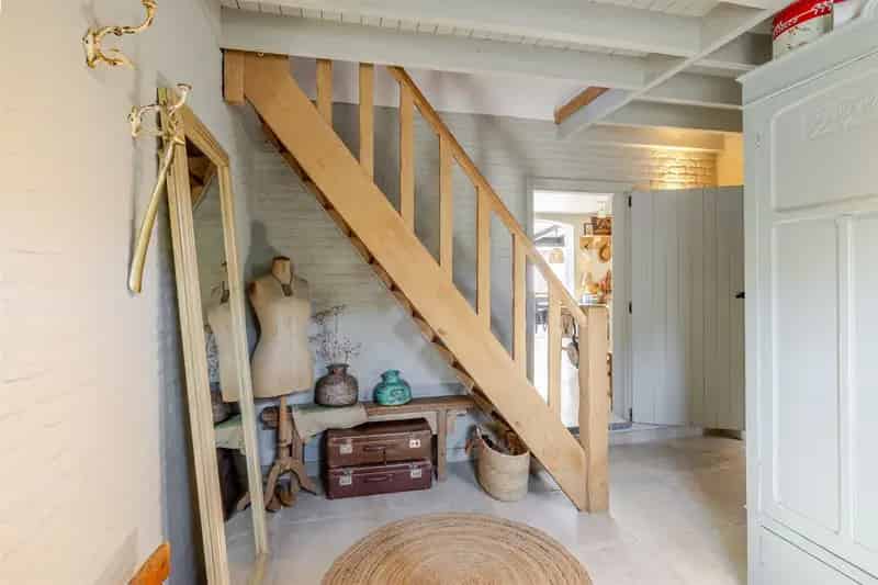 Karaktervolle open bebouwing met loods op groot perceel