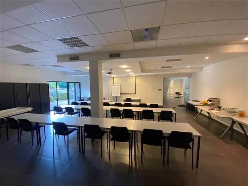 Gelijkvloerse kantoren te koop vlakbij de E40 te Aalst