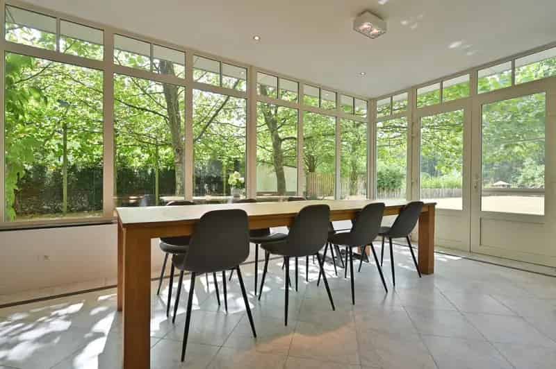 Royale gezinswoning met prachtige leefkeuken op een perceel van 19a, grenzend aan natuurgebied