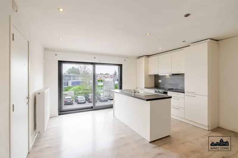 Handelspand met duplexappartement in centrum Hemiksem!