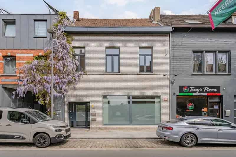 Veelzijdig handelshuis met woonst in hartje Ekeren