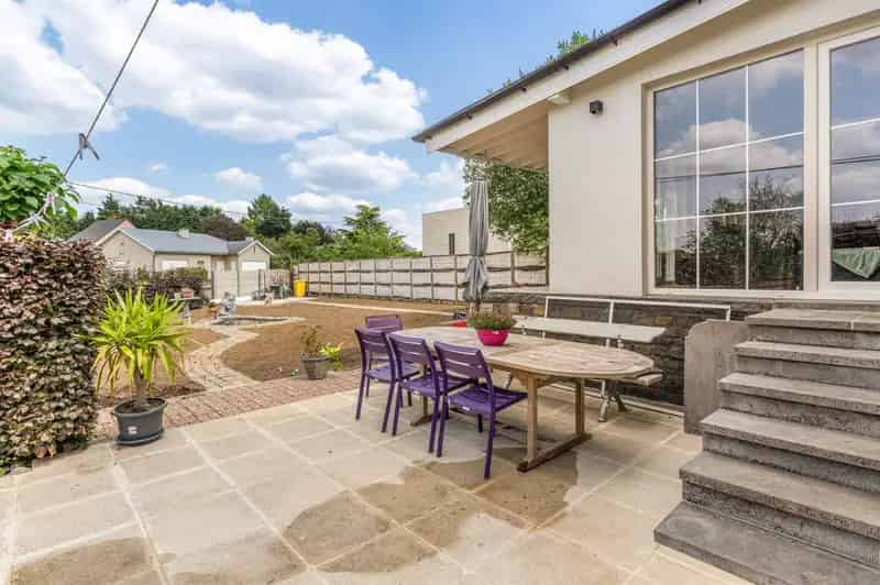 Eengezinswoning in halfopen bebouwing met tuin.