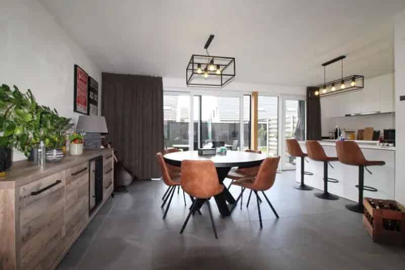 Recente hoekwoning bij centrum Poperinge