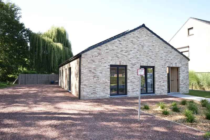 * * * WACHTLIJST VOLZET * * * Knap gerenoveerde en energiezuinige bungalow met 3 slaapkamers te Nerem