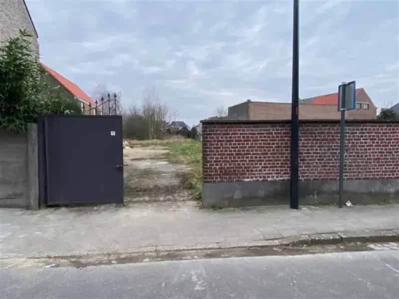 Bouwgrond voor halfopen bebouwing - 4 are 34 centiare - in de rand van Aalst.