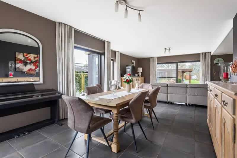 Unieke woning op zeer ruim perceel met zicht op weiland
