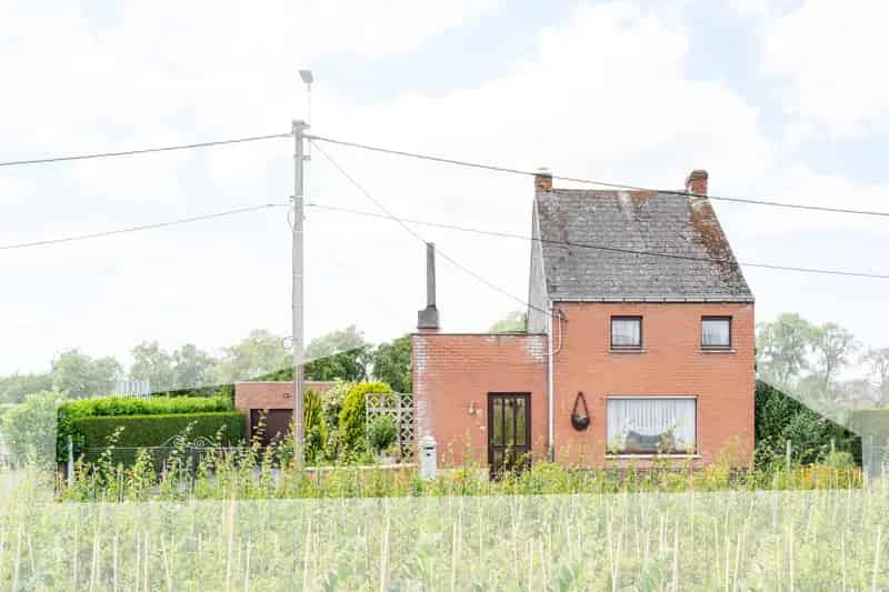 Op zoek naar rust, ruimte én mogelijkheden? Deze eigendom bevindt zich in een doodlopende straat in het hart van groen en landelijk Oordegem, deelgemeente van Lede. De ligging is werkelijk uniek: omgeven door natuur, maar toch vlot bereikbaar. Hier woon j