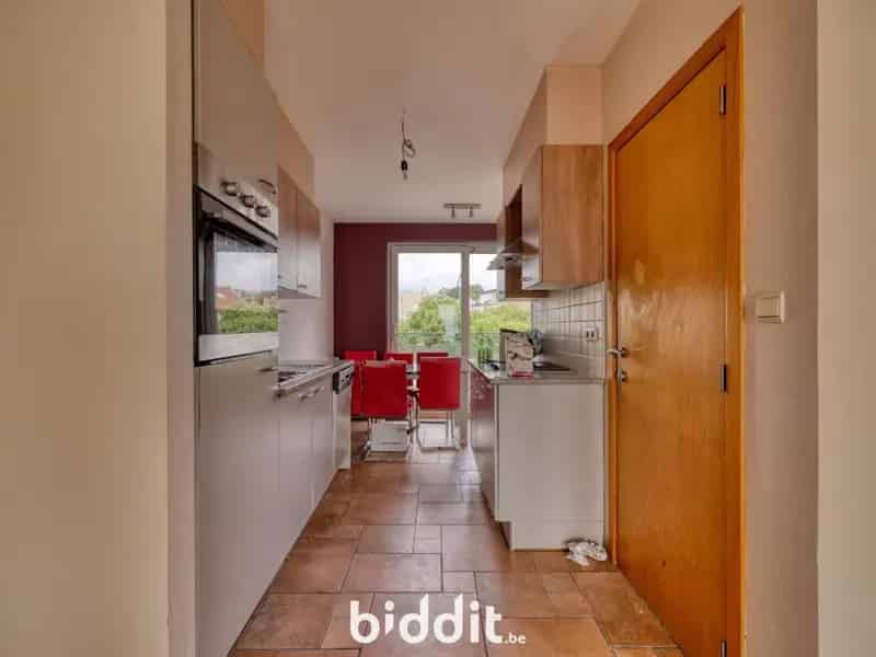 Appartement met terras, parking en kelder te Ukkel