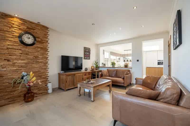 Gerenoveerde Woning Met 3 Slaapkamers Op Een Perceel Van Ca. 864 M².