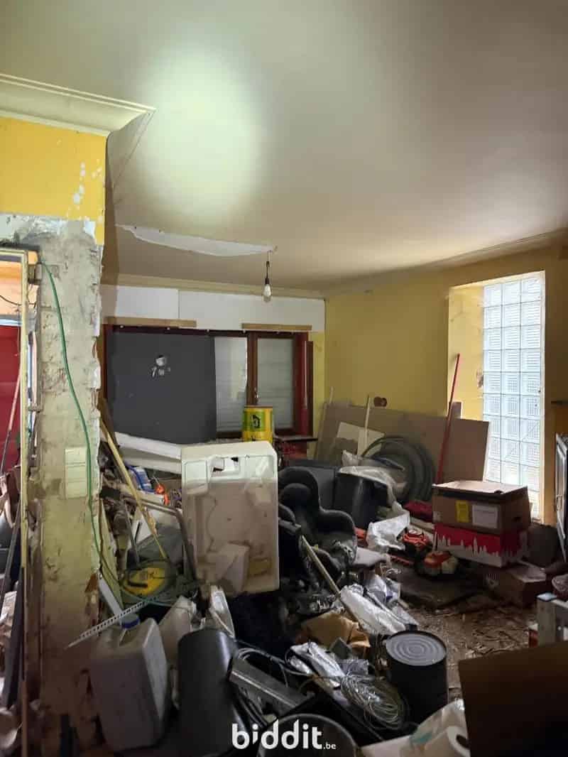 Goed gelegen te renoveren woning met loods