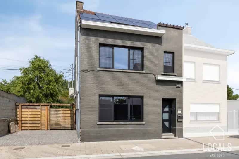 Gerenoveerde Halfopen Bebouwing met tuin in Denderleeuw