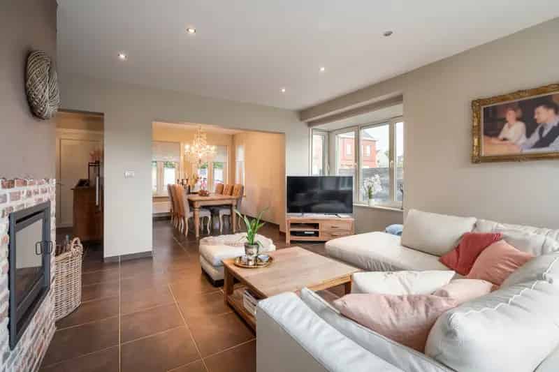 Bent u op zoek naar een instapklare woning met ruimte, mogelijkheden én een loods met bureelruimte? Deze charmante halfopen bebouwing op een perceel van 851 m² biedt een unieke combinatie van wonen en werken op een rustige, landelijke locatie met vlotte b