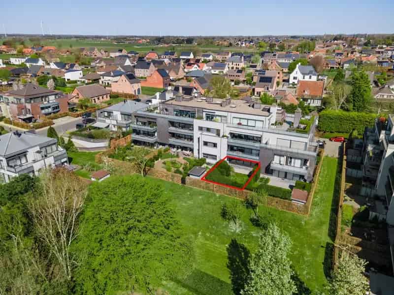 Zeer ruim gelijkvloers app met 2 slpks, tuin en garage