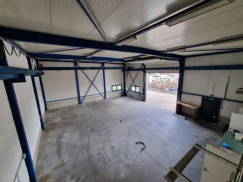 Uitstekend gelegen industrieel gebouw/magazijn met kantoorruimte (400m²)