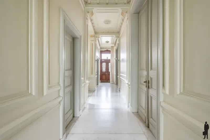 Uniek en imposant halfopen herenhuis met zuidtuin