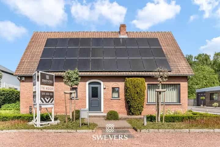 Instapklare, ruime en zeer verzorgde woning met 4 slaapkamers gelegen op een rustig perceel van 13a 66ca