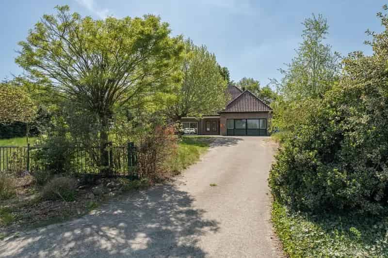 Uitgebreid Tuindersbedrijf met Woonhuis, Serres, Schermhallen en grote Bedrijfsloods op 2ha56a77!