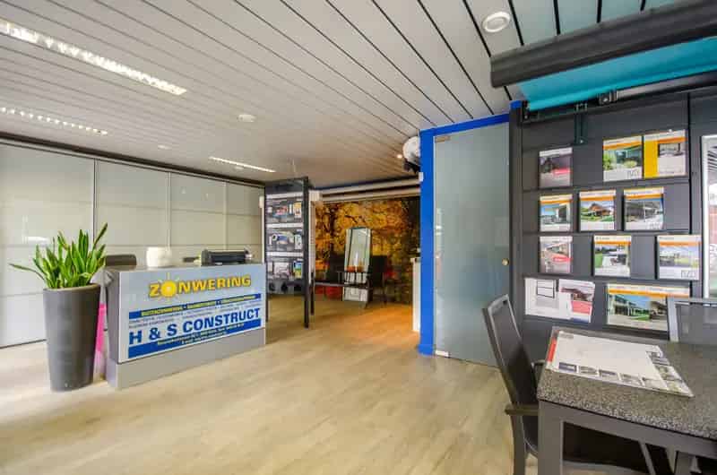 Handelspand met woonst en opslagruimte gelegen in KMO zone.