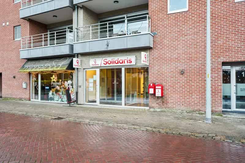 Handelspand/kantoorruimte op centrale ligging in Buggenhout