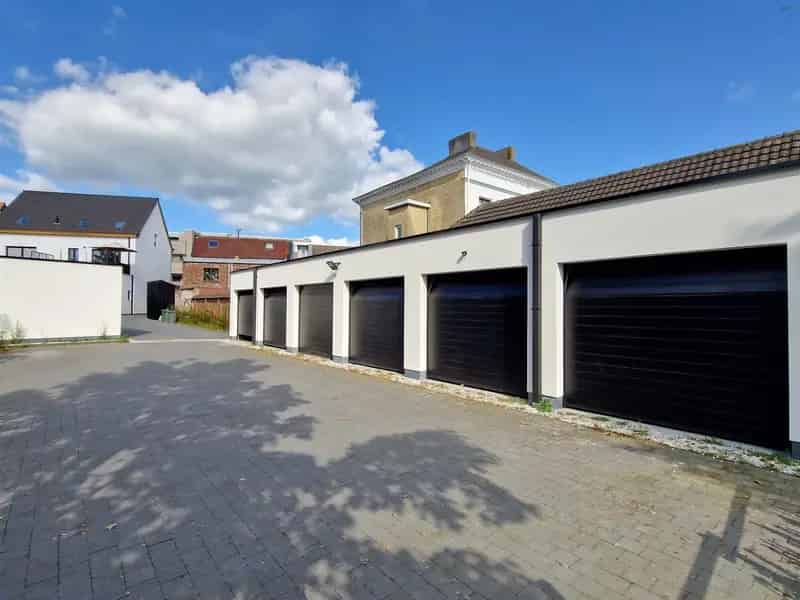 Ruime Garages en staanplaatsen